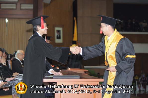 wisuda-fh-oleh-dekan-097