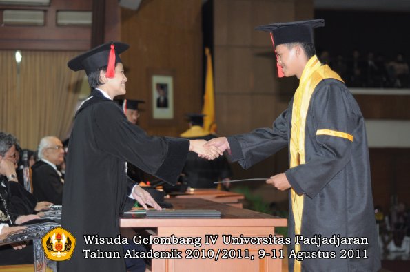 wisuda-fh-oleh-dekan-099