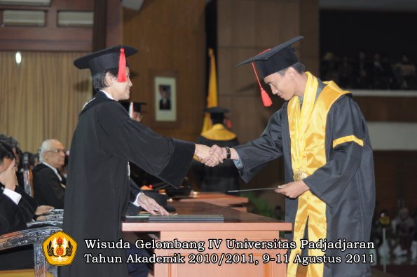 wisuda-fh-oleh-dekan-100