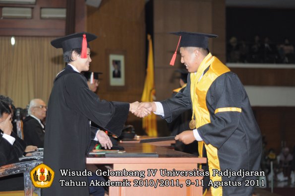 wisuda-fh-oleh-dekan-101