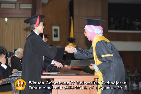 wisuda-fh-oleh-dekan-102