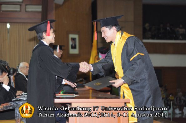 wisuda-fh-oleh-dekan-103