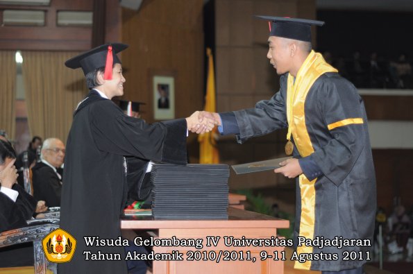 wisuda-fh-oleh-dekan-104