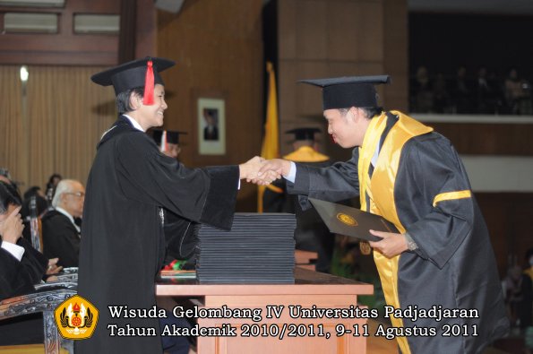 wisuda-fh-oleh-dekan-105