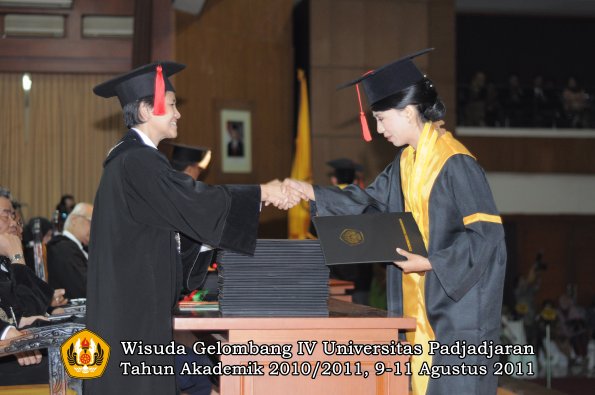 wisuda-fh-oleh-dekan-106