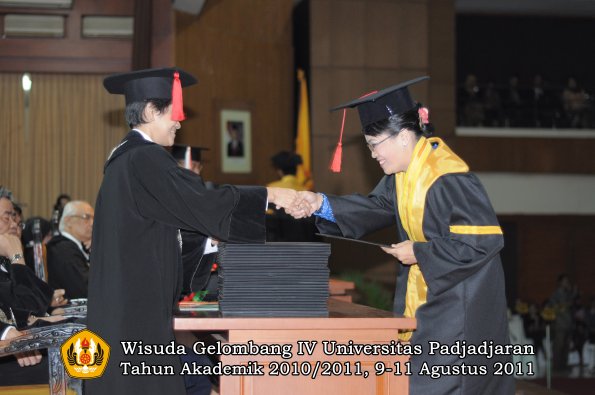 wisuda-fh-oleh-dekan-108