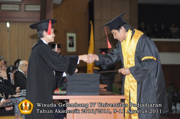 wisuda-fh-oleh-dekan-109