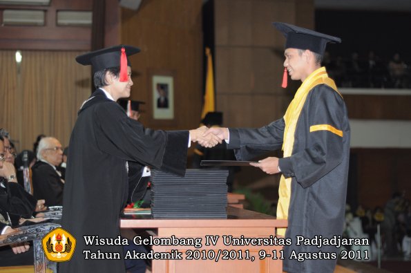 wisuda-fh-oleh-dekan-110