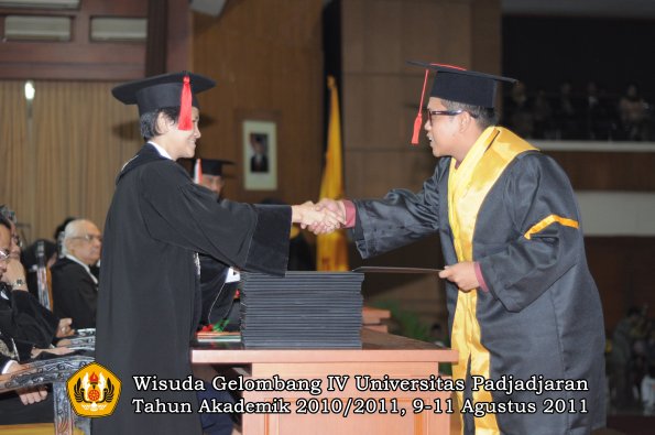 wisuda-fh-oleh-dekan-111