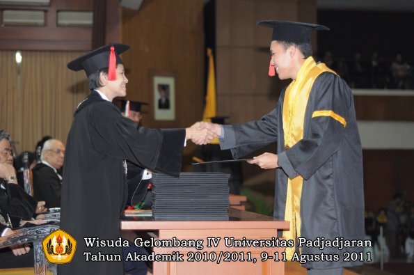 wisuda-fh-oleh-dekan-112