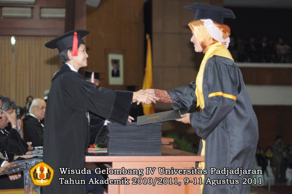 wisuda-fh-oleh-dekan-113