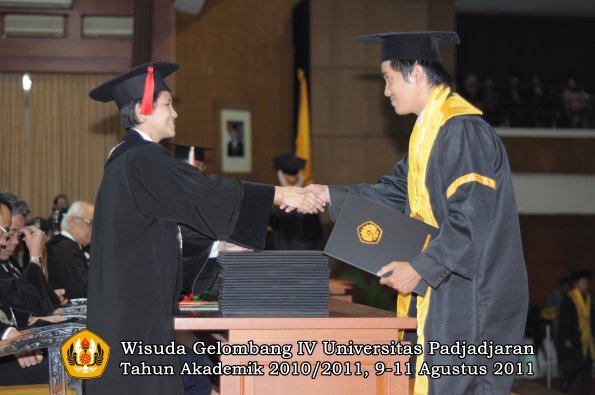 wisuda-fh-oleh-dekan-114