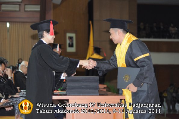 wisuda-fh-oleh-dekan-115