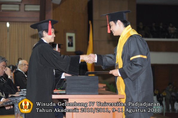 wisuda-fh-oleh-dekan-116