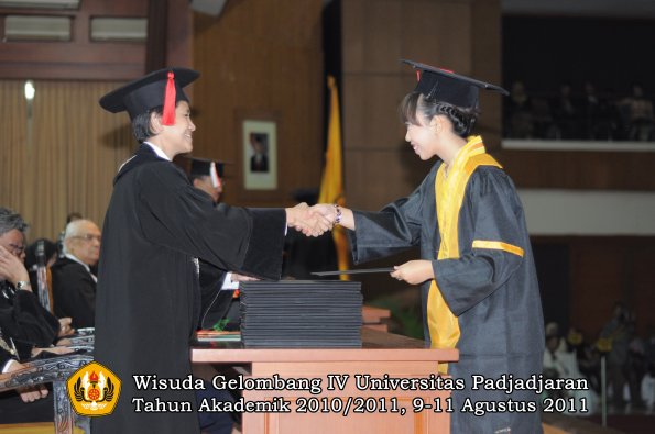 wisuda-fh-oleh-dekan-117