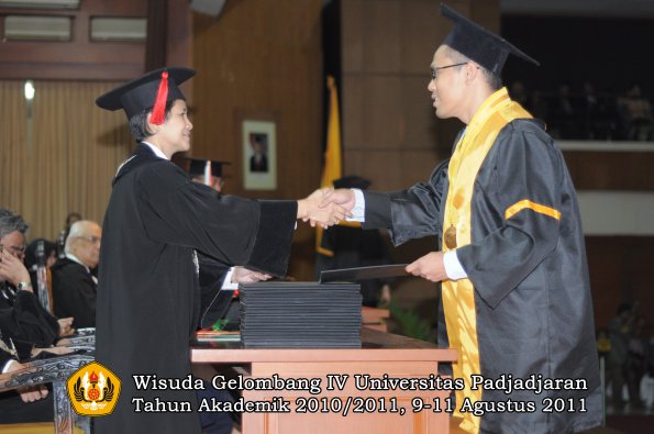 wisuda-fh-oleh-dekan-118