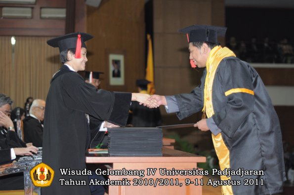 wisuda-fh-oleh-dekan-119