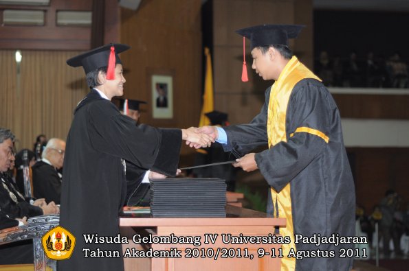 wisuda-fh-oleh-dekan-120