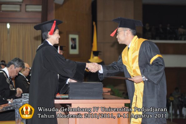 wisuda-fh-oleh-dekan-121