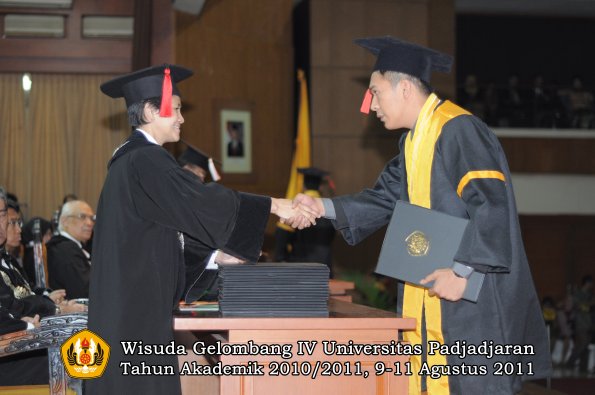 wisuda-fh-oleh-dekan-122