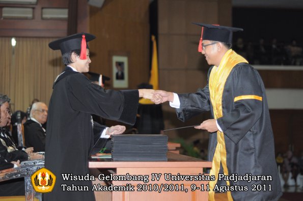 wisuda-fh-oleh-dekan-123