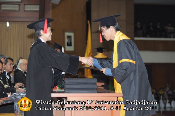 wisuda-fh-oleh-dekan-124