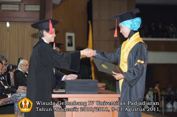 wisuda-fh-oleh-dekan-126