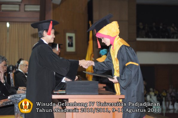 wisuda-fh-oleh-dekan-127