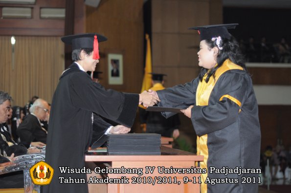 wisuda-fh-oleh-dekan-129