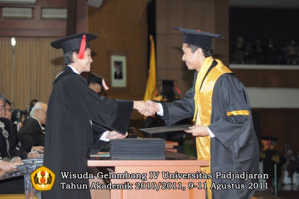 wisuda-fh-oleh-dekan-130