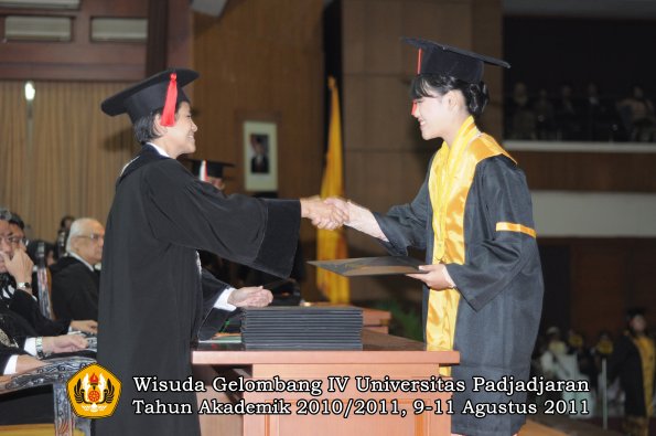 wisuda-fh-oleh-dekan-132