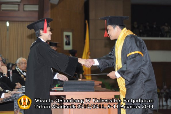 wisuda-fh-oleh-dekan-133