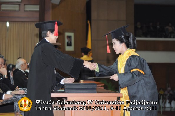 wisuda-fh-oleh-dekan-135