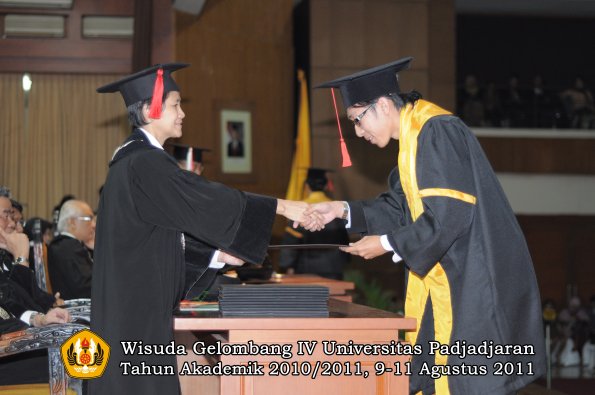 wisuda-fh-oleh-dekan-137