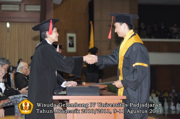 wisuda-fh-oleh-dekan-138