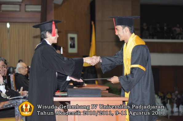 wisuda-fh-oleh-dekan-140