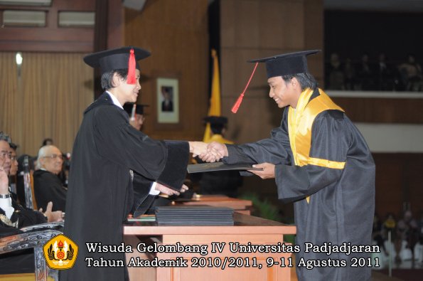 wisuda-fh-oleh-dekan-141