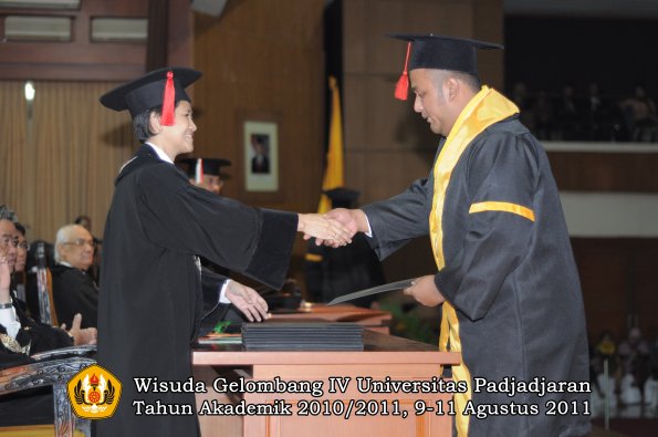 wisuda-fh-oleh-dekan-142