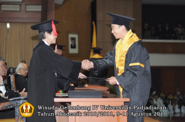 wisuda-fh-oleh-dekan-143