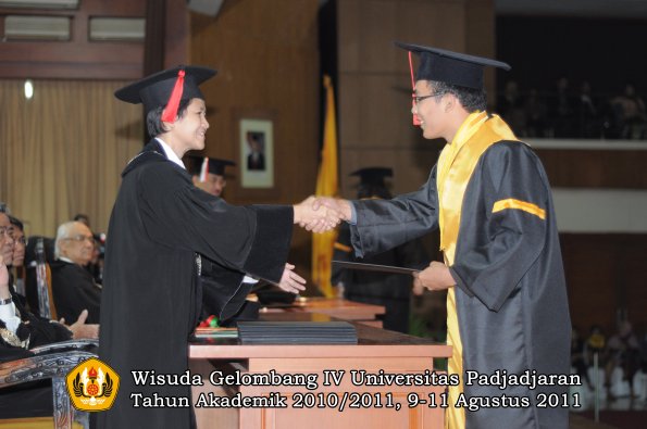 wisuda-fh-oleh-dekan-145