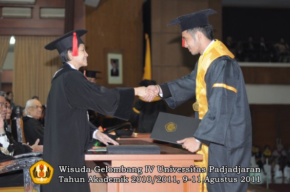 wisuda-fh-oleh-dekan-146