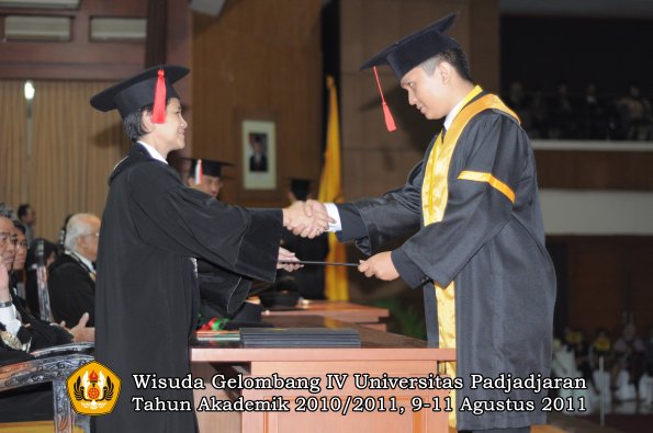 wisuda-fh-oleh-dekan-147