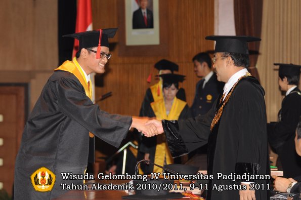 wisuda-fh-oleh-rektor-001