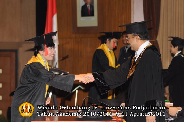 wisuda-fh-oleh-rektor-002