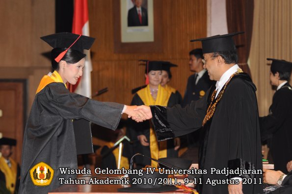 wisuda-fh-oleh-rektor-004