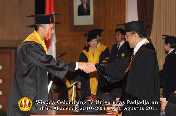 wisuda-fh-oleh-rektor-011