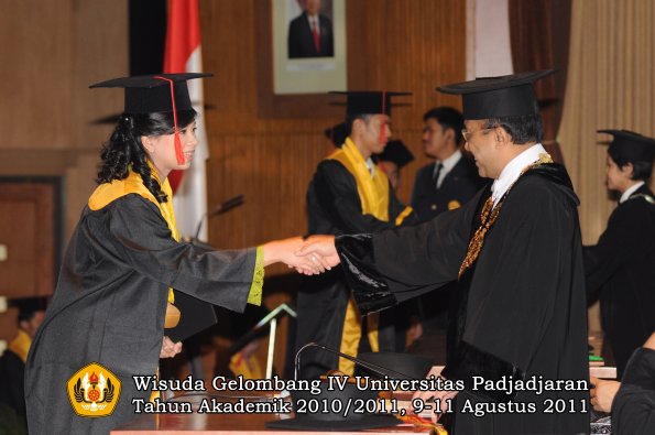 wisuda-fh-oleh-rektor-012