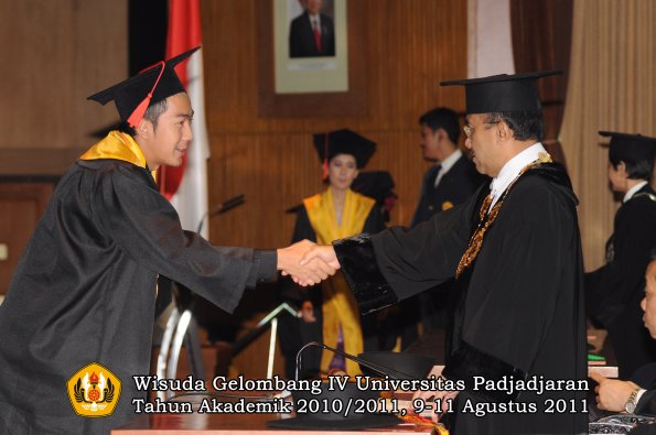 wisuda-fh-oleh-rektor-015