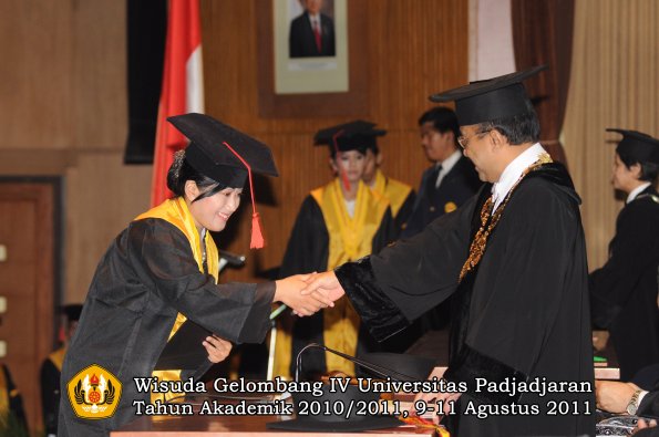 wisuda-fh-oleh-rektor-017