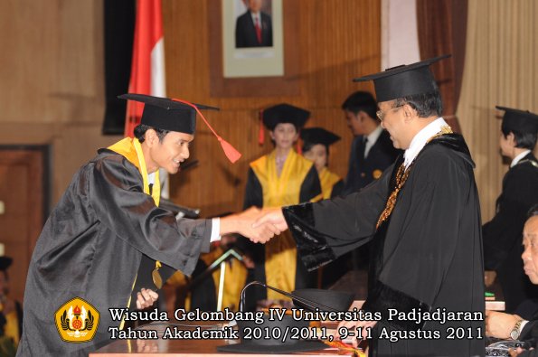 wisuda-fh-oleh-rektor-020